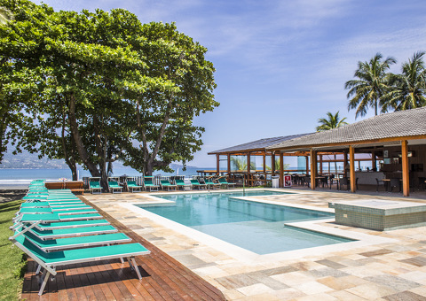 Piscina principal com vista para o mar